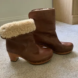 UGG Australia Lynnea brown leather boot sheepskin lined heels versatile chic 7
