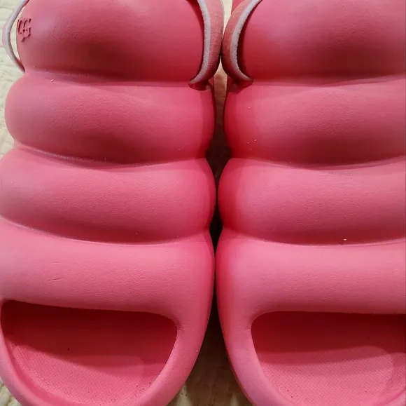 UGG Aww Yeah Platform Slide Sandals Size 9