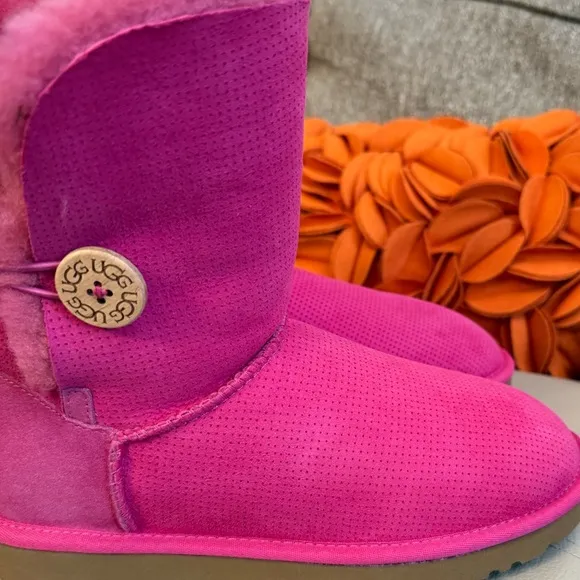 ❣️🆕UGG Bailey Side Button Perforated Pink Suede Boots❣️