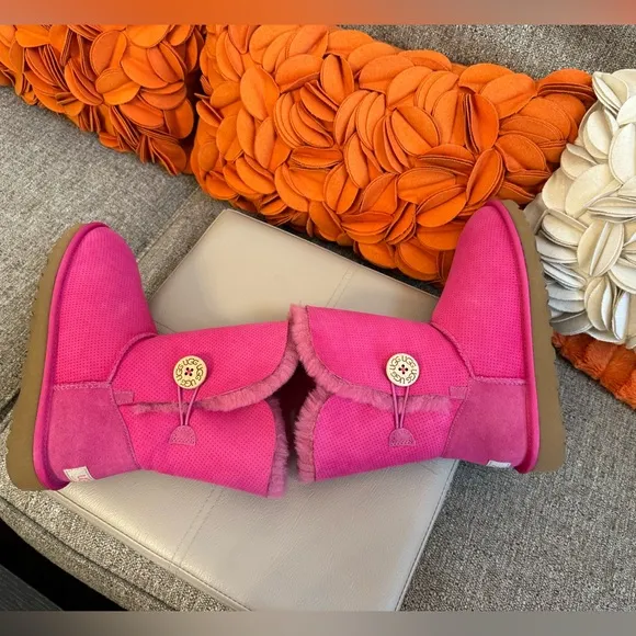 ❣️🆕UGG Bailey Side Button Perforated Pink Suede Boots❣️