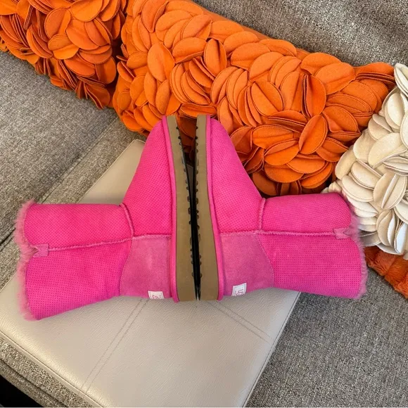 ❣️🆕UGG Bailey Side Button Perforated Pink Suede Boots❣️
