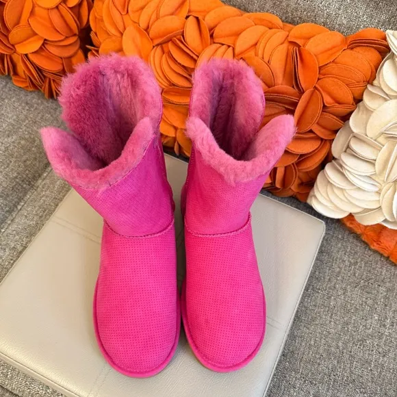 ❣️🆕UGG Bailey Side Button Perforated Pink Suede Boots❣️
