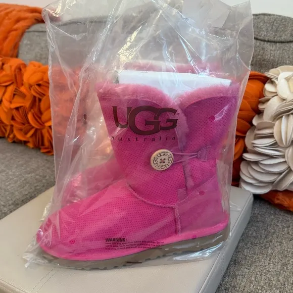 ❣️🆕UGG Bailey Side Button Perforated Pink Suede Boots❣️