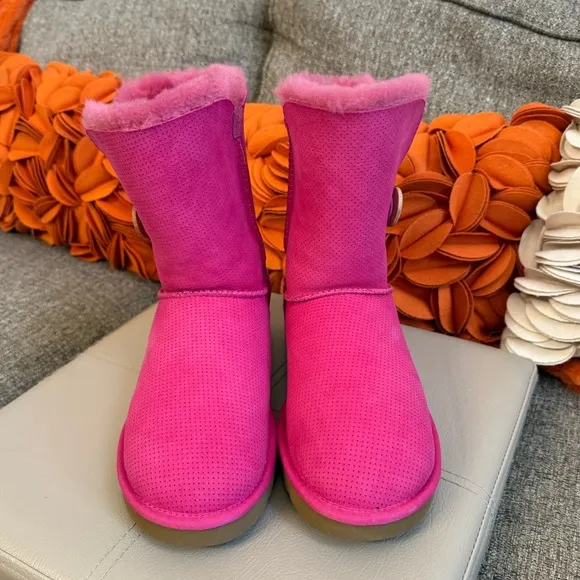 ❣️🆕UGG Bailey Side Button Perforated Pink Suede Boots❣️