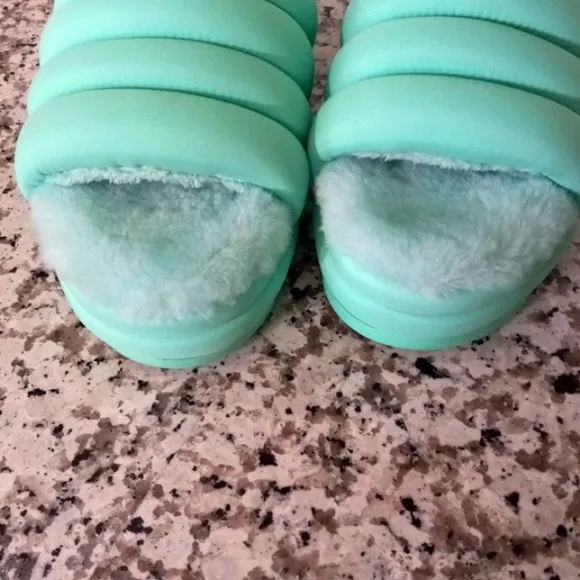 UGG Emerald Maxi Platform Slide Sandals Women's Sz 9