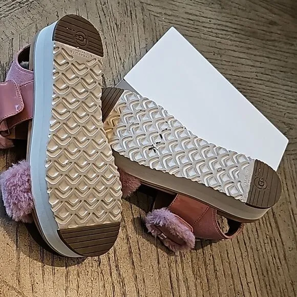 UGG le fluff size 7.5 platform sandals pink excellent condition