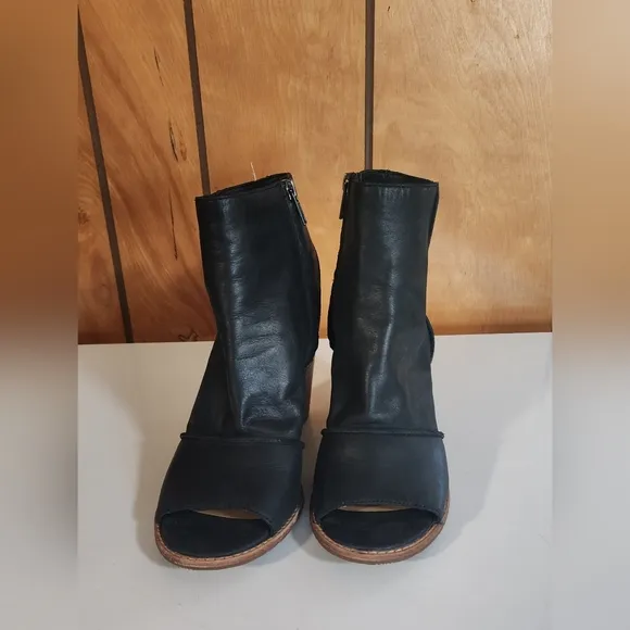 UGG Valencia Peep-Toe Geniune Leather Ankle Boots Sz. 9