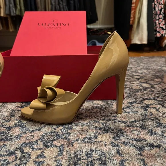 Valentino Garavani Women's Tan/Nude Bow Heels