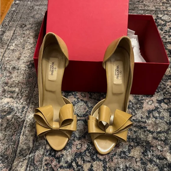 Valentino Garavani Women's Tan/Nude Bow Heels