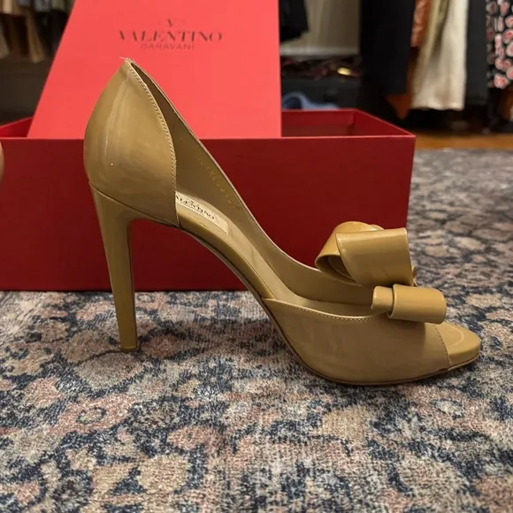 Valentino Garavani Women's Tan/Nude Bow Heels