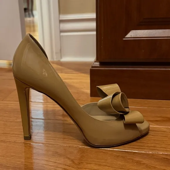 Valentino Garavani Women's Tan/Nude Bow Heels