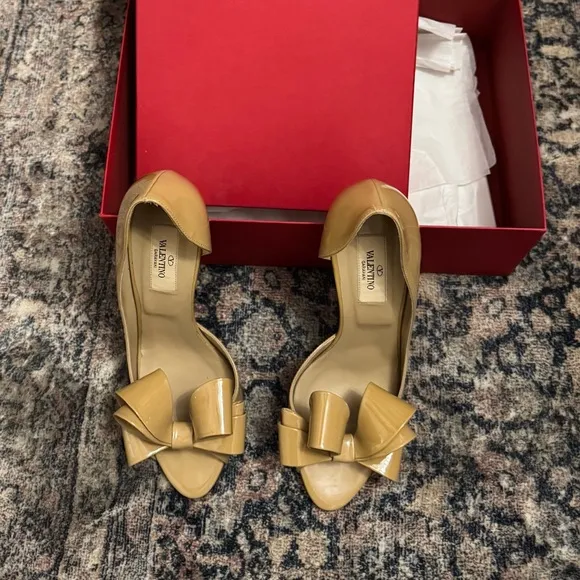 Valentino Garavani Women's Tan/Nude Bow Heels