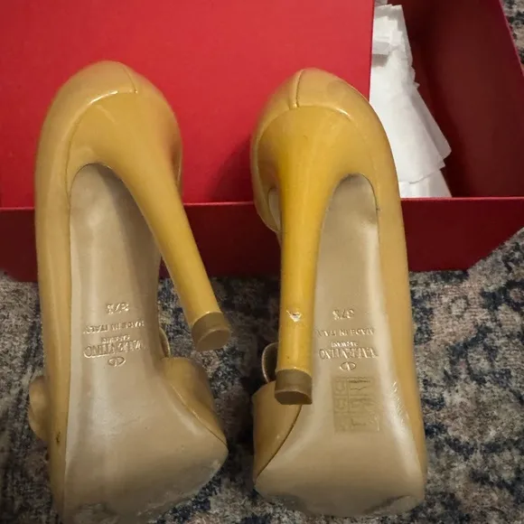 Valentino Garavani Women's Tan/Nude Bow Heels