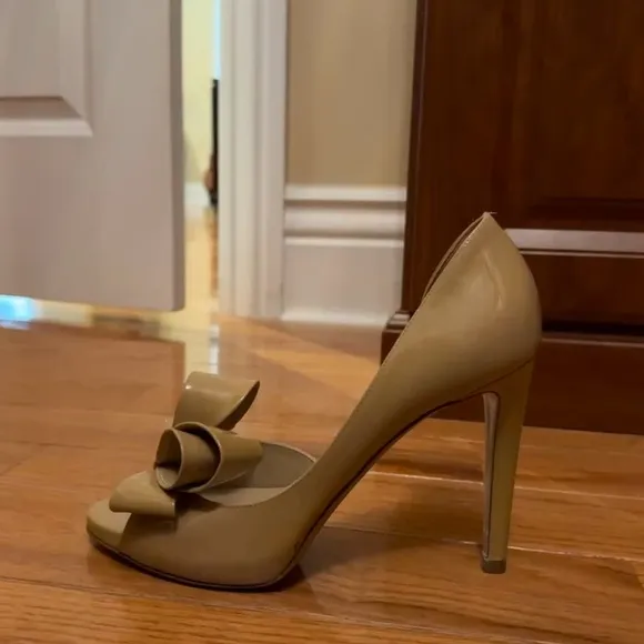 Valentino Garavani Women's Tan/Nude Bow Heels