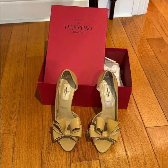 Valentino Garavani Women's Tan/Nude Bow Heels