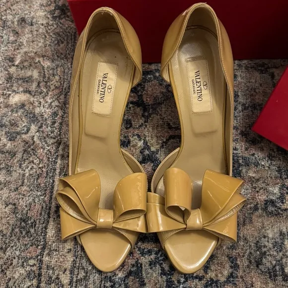Valentino Garavani Women's Tan/Nude Bow Heels