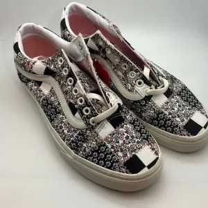 Vans Old Skool Patchwork Floral Black &amp; White Skate Shoes- NWT- men size 9