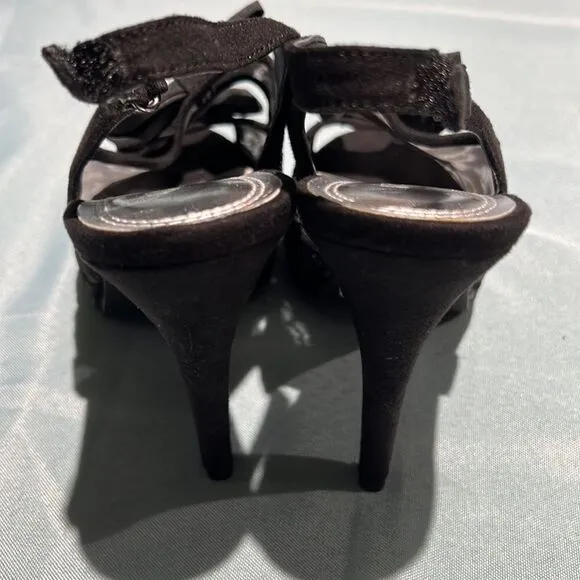 Velvet Heart Nude under lace peep to lace bow heels Size 8 B41