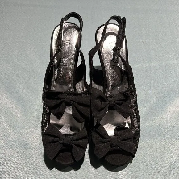 Velvet Heart Nude under lace peep to lace bow heels Size 8 B41