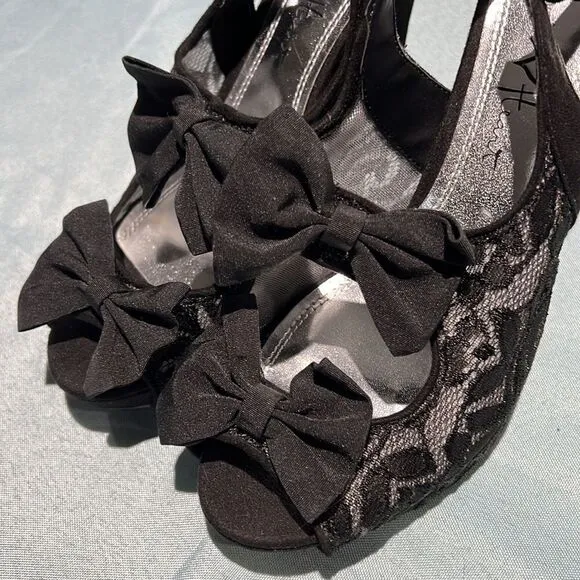 Velvet Heart Nude under lace peep to lace bow heels Size 8 B41