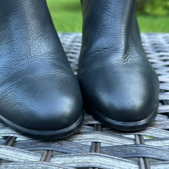 VINCE CAMUTO Faythe Black Pebbled Leather Layered Ankle Booties