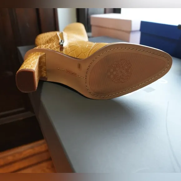 Vince Camuto Palley Cashew Crocodile Size 8.5