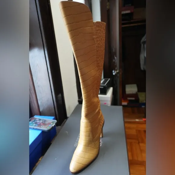 Vince Camuto Palley Cashew Crocodile Size 8.5