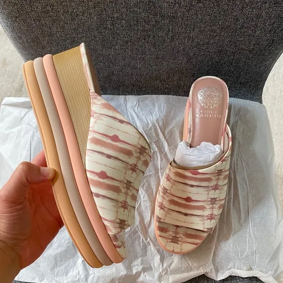 VINCE CAMUTO Slip On Wedge Sandals
