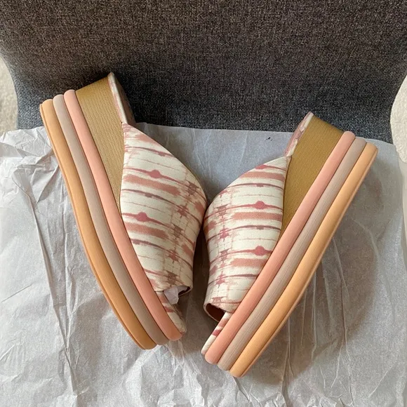 VINCE CAMUTO Slip On Wedge Sandals