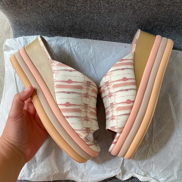 VINCE CAMUTO Slip On Wedge Sandals