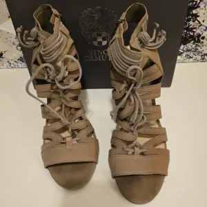 VINCE CAMUTO Tan Chunky Heel Laceup Sandals Tassles Detail Zipup Sides Size 11