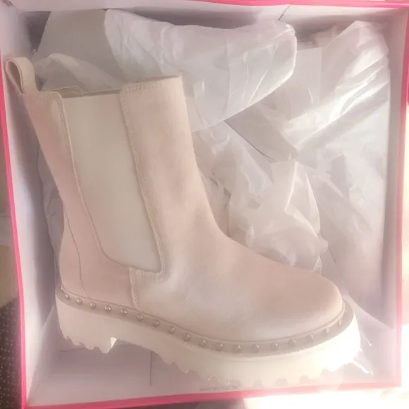 VINCE CAMUTO Women's Cream Suede Lug Ankle Boots Size 7.5