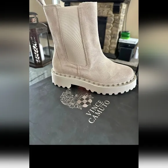 VINCE CAMUTO Women's Cream Suede Lug Ankle Boots Size 7.5