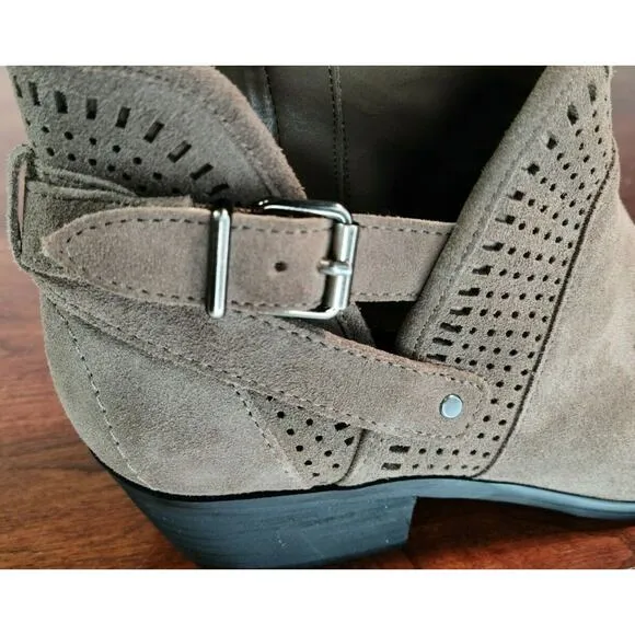 Vince Camuto Womens Pralate Bootie Tuscan Taupe Suede Womens Size 9.5