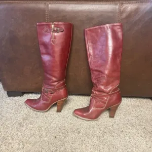 Vintage 1970’s Zodiac Red Burgundy Heeled Boots in a size 9