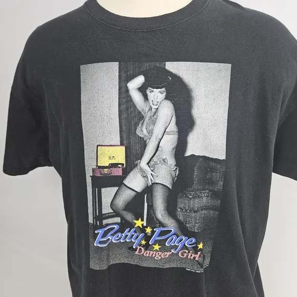Vintage 2001 Betty Page Danger girl Delta tshirt size 2XL