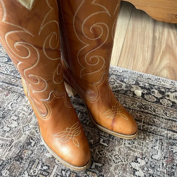 Vintage 70’s Leather Embroidered Stacked Heel Cowboy Western Boots in Caramel