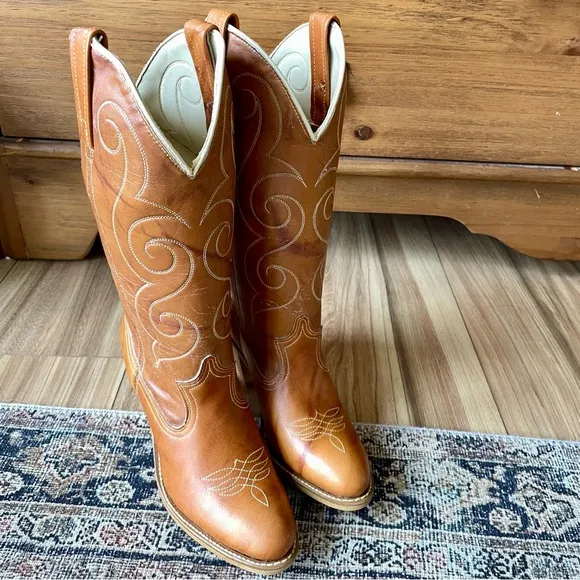 Vintage 70’s Leather Embroidered Stacked Heel Cowboy Western Boots in Caramel