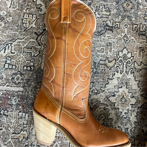 Vintage 70’s Leather Embroidered Stacked Heel Cowboy Western Boots in Caramel