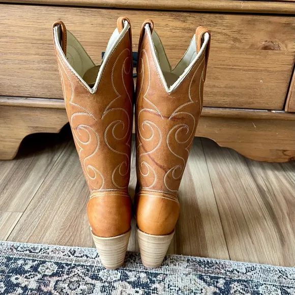 Vintage 70’s Leather Embroidered Stacked Heel Cowboy Western Boots in Caramel