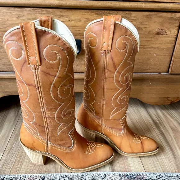 Vintage 70’s Leather Embroidered Stacked Heel Cowboy Western Boots in Caramel