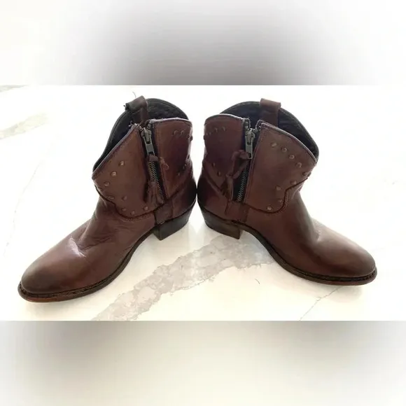 Vintage Brand Brown Leather Western Boots 2” Heels Studs &amp; Zippers EUC Women’s 7
