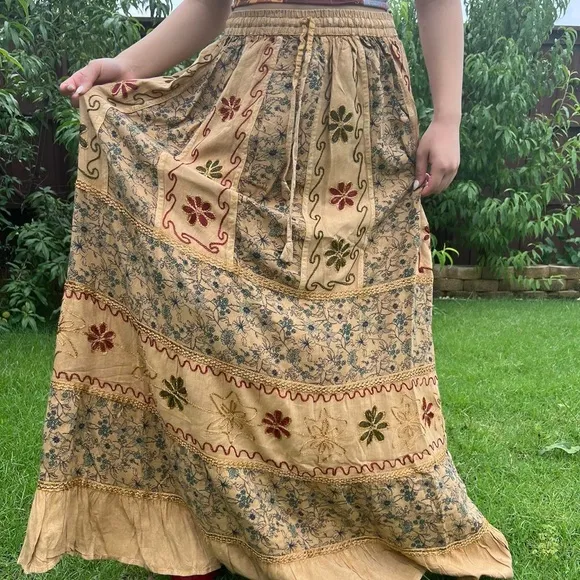 Vintage Vibe Hand Embroidery and Patchwork Floral Pattern Flowy Maxi  Skirt