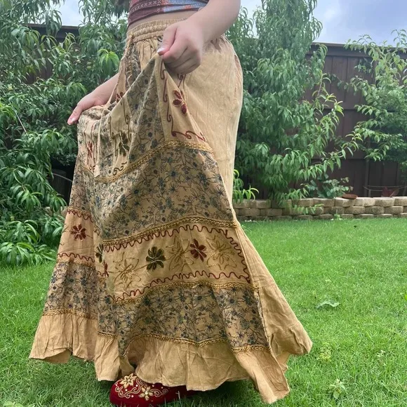 Vintage Vibe Hand Embroidery and Patchwork Floral Pattern Flowy Maxi  Skirt