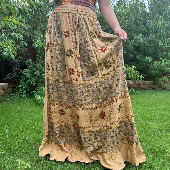 Vintage Vibe Hand Embroidery and Patchwork Floral Pattern Flowy Maxi  Skirt
