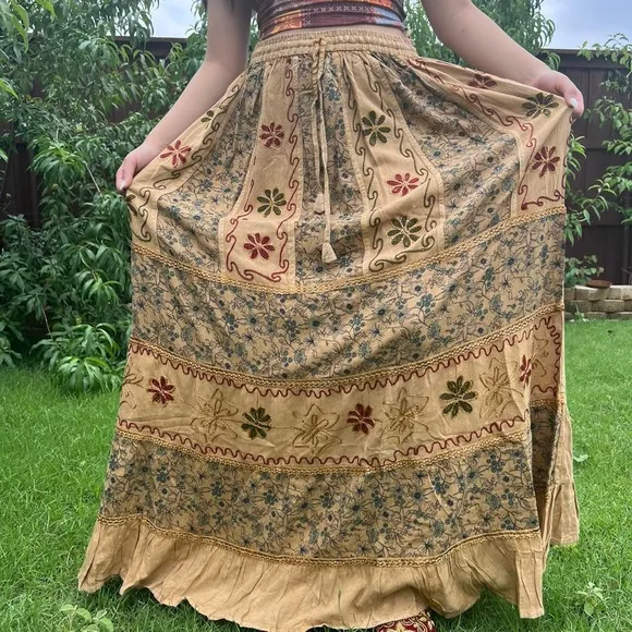 Vintage Vibe Hand Embroidery and Patchwork Floral Pattern Flowy Maxi  Skirt