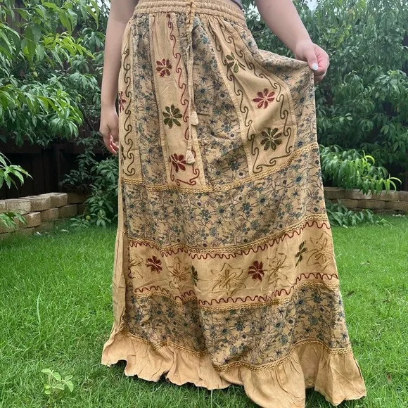 Vintage Vibe Hand Embroidery and Patchwork Floral Pattern Flowy Maxi  Skirt