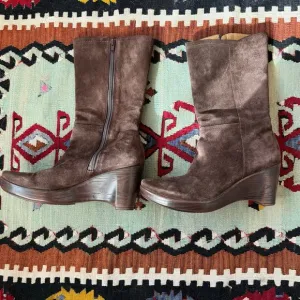 Vintage Y2K Bass Brown Suede Wedge Platform Boots