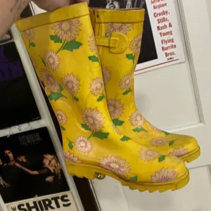 Vintage yellow flower rain boots