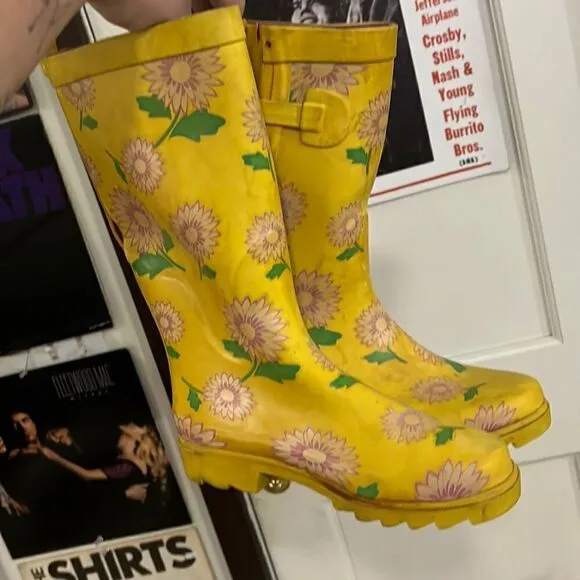 Vintage yellow flower rain boots
